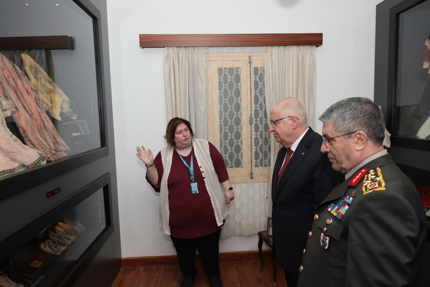 Milli Savunma Bakanı Güler, Barbarlık Müzesi’ni ziyaret etti 5 milli savunma bakani guler barbarlik muzesini ziyaret etti 1 Vuf564sC