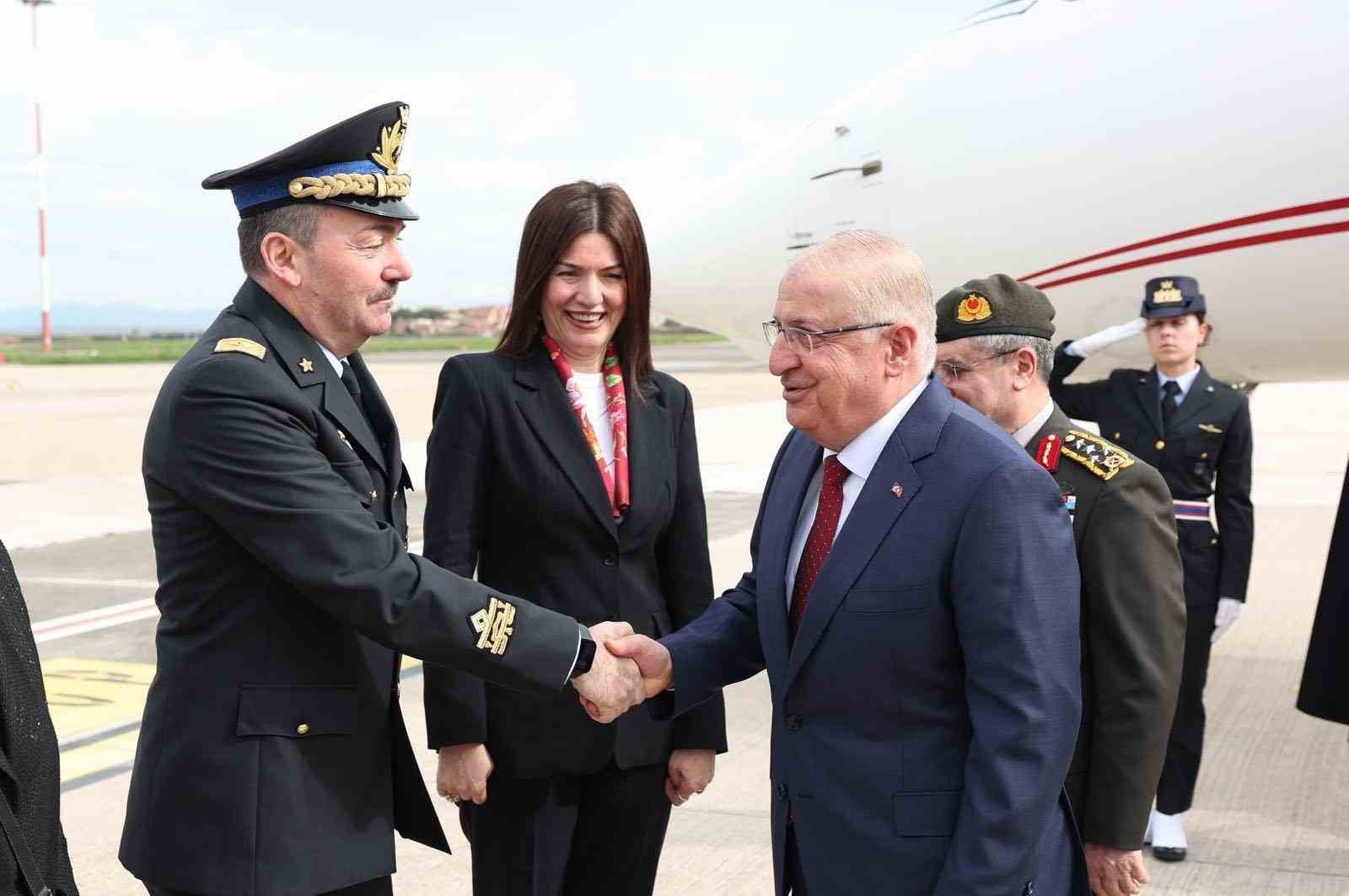 milli savunma bakani guler italyada 2 wLYOnrOT