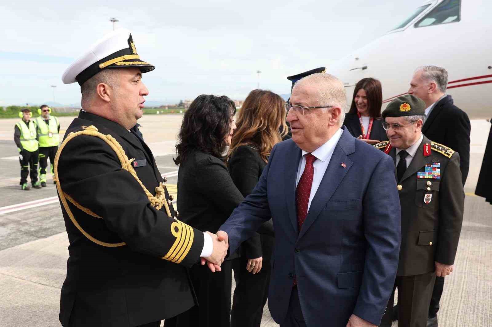 milli savunma bakani guler italyada 3 Bv32vUK7