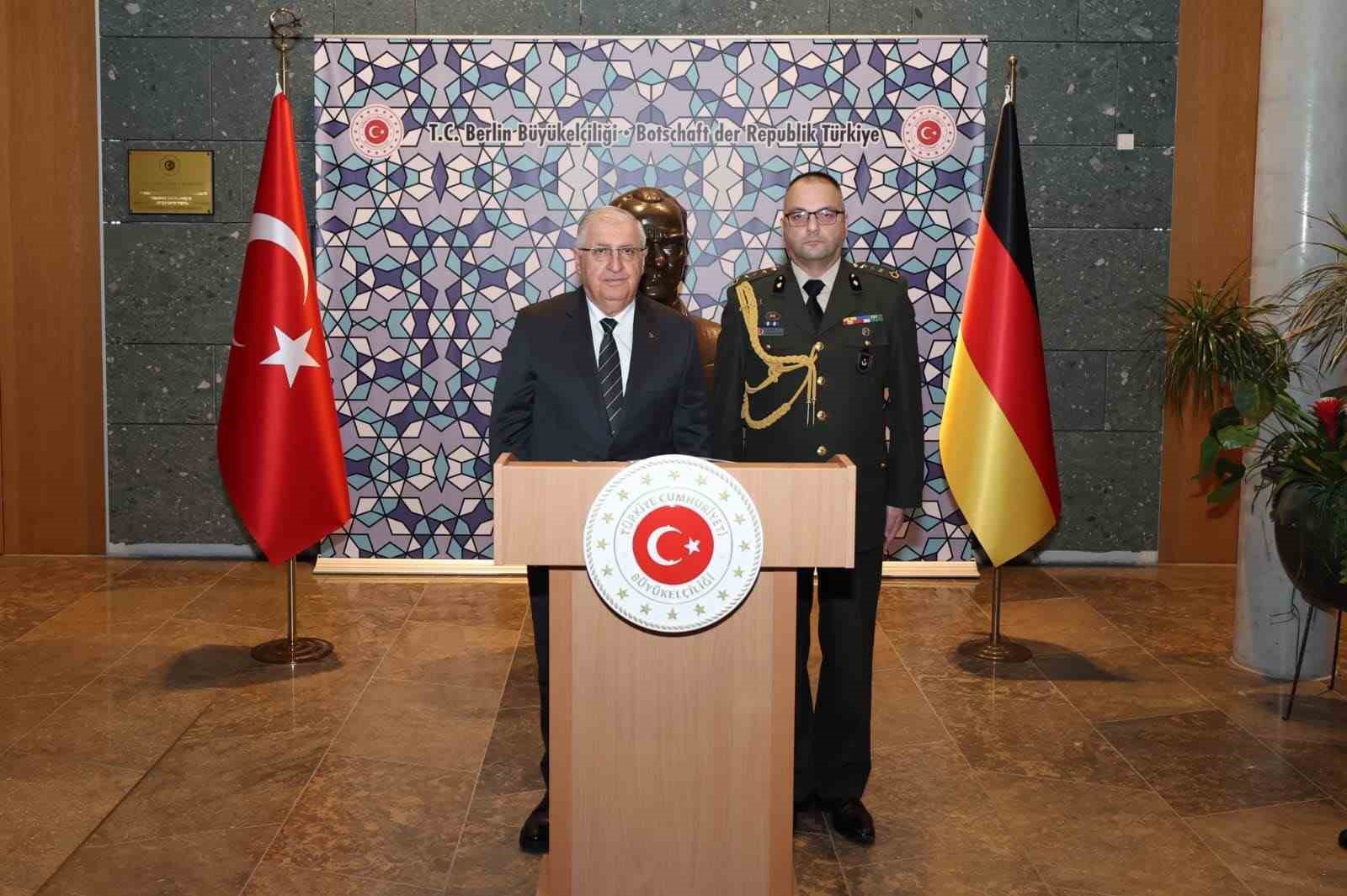 milli savunma bakani guler turkiyenin berlin buyukelciligini ziyaret etti 1 TfOdzUuW