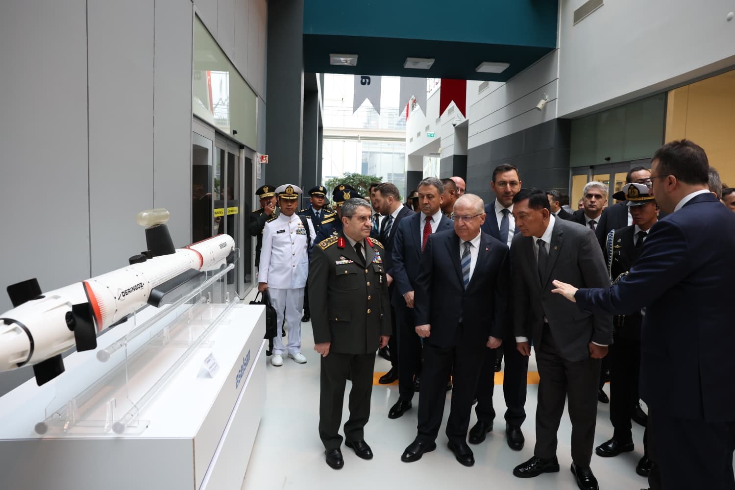 Milli Savunma Bakanı Güler ve Endonezyalı mevkidaşı Sjamsoeddin ile ASELSAN’a ziyaret 7 milli savunma bakani guler ve endonezyali mevkidasi sjamsoeddin ile aselsana ziyaret 3 hutIwGf6