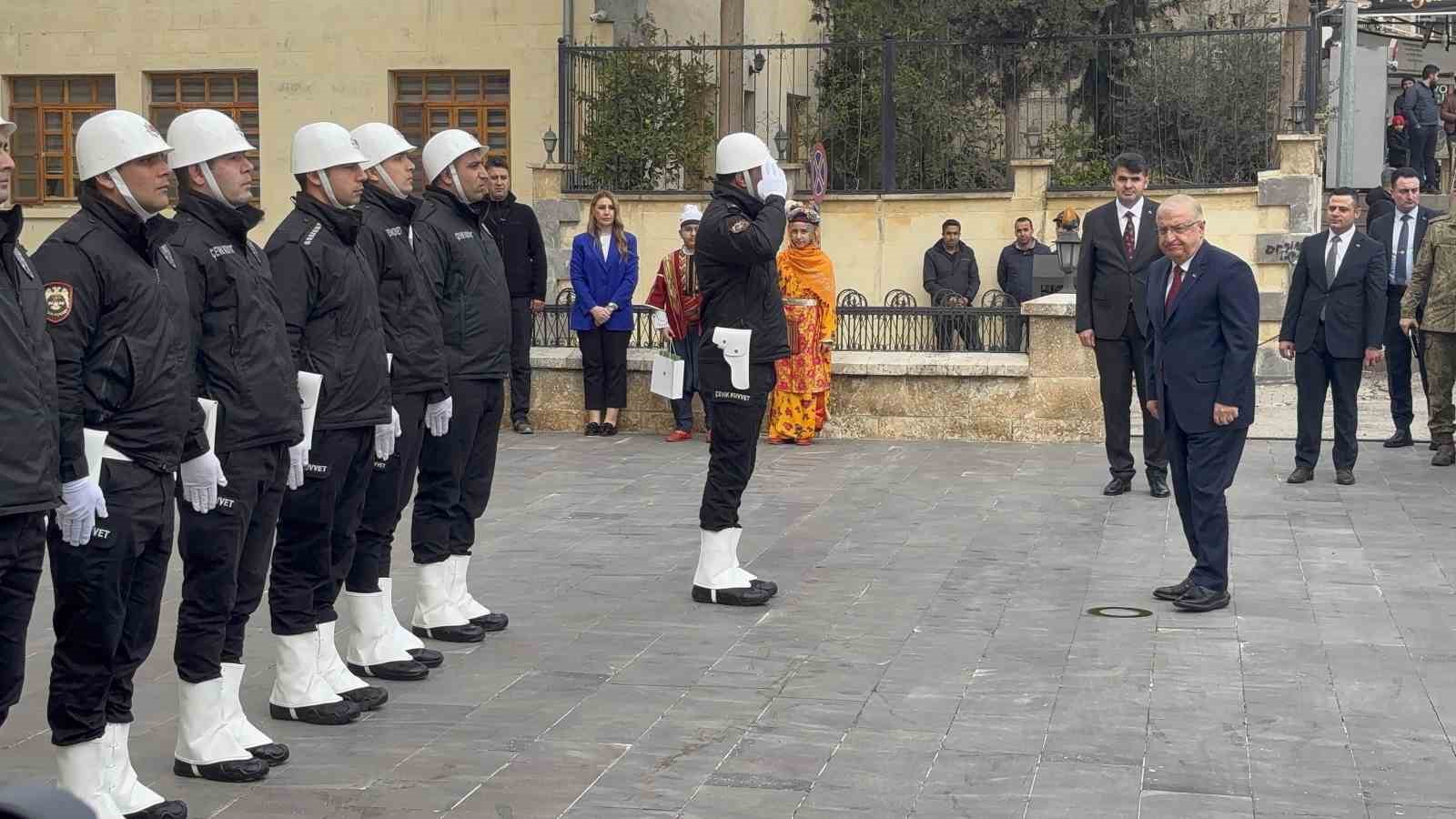 milli savunma bakani yasar guler sinirin sifir noktasinda 1 IRfIjL8Y