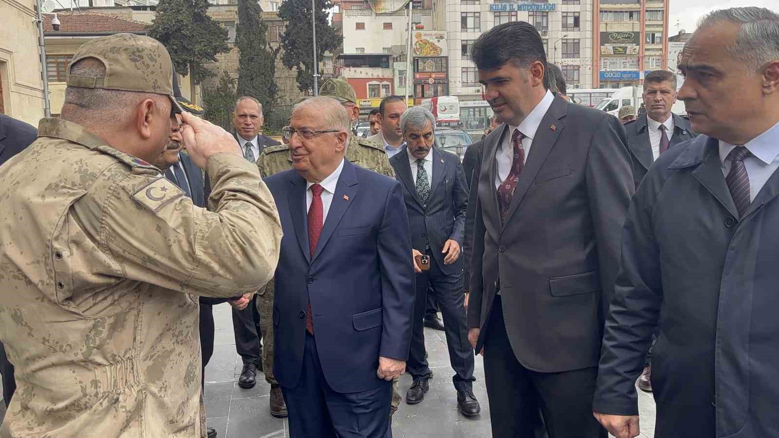 milli savunma bakani yasar guler sinirin sifir noktasinda 4