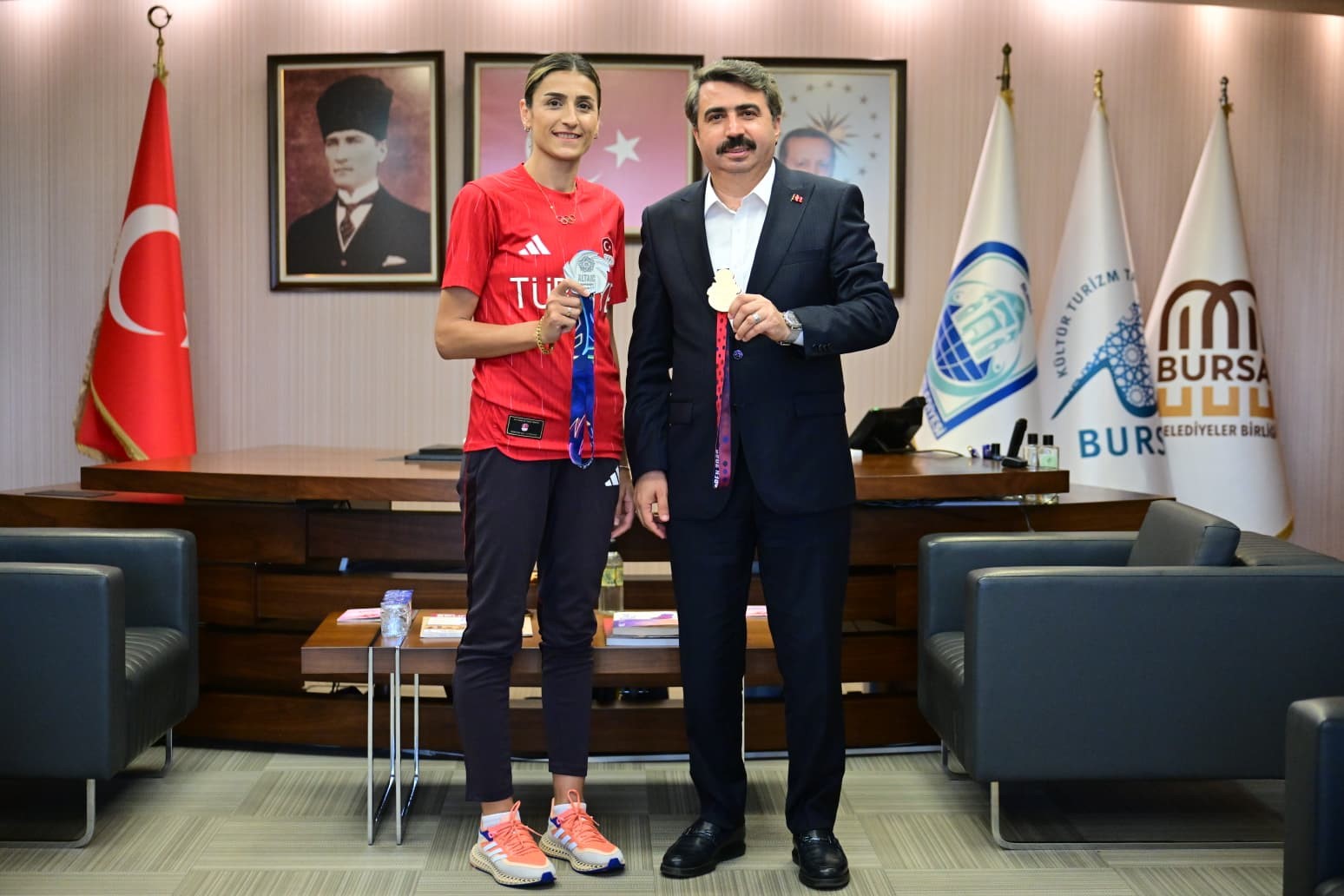Milli tekvandocu Hatice Kübra İlgün, madalya sevincini yıldırım belediye başkanı oktay yılmaz’la paylaştı 4 milli tekvandocu hatice kubra ilgun madalya sevincini yildirim belediye baskani oktay yilmazla paylasti 0