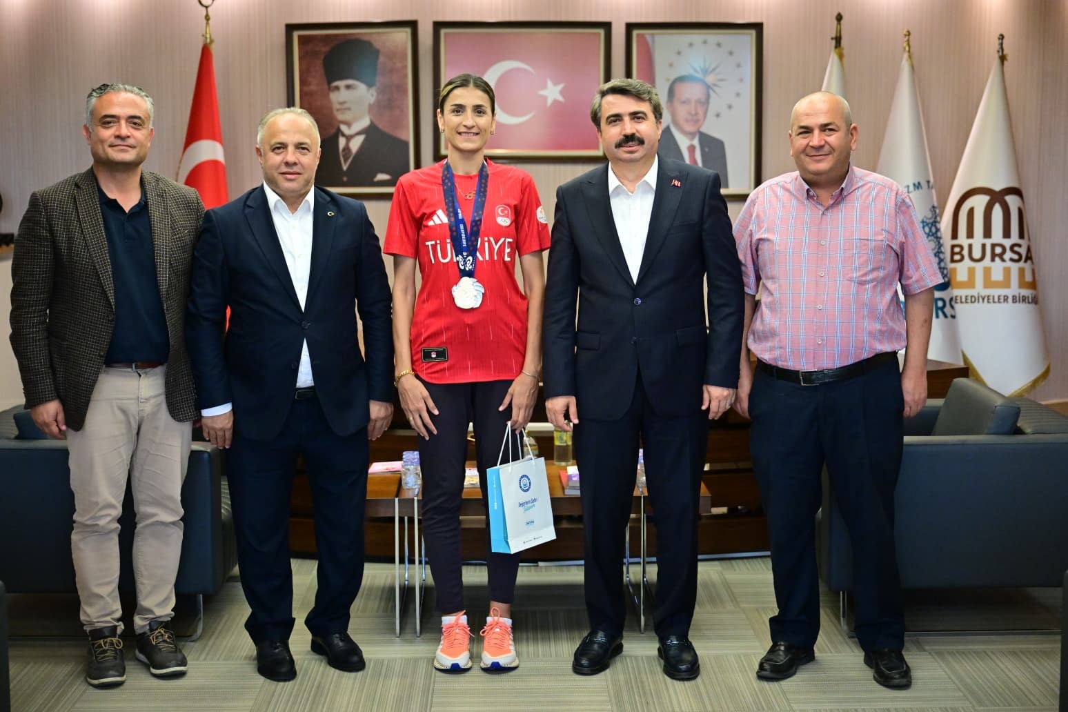 Milli tekvandocu Hatice Kübra İlgün, madalya sevincini yıldırım belediye başkanı oktay yılmaz’la paylaştı 5 milli tekvandocu hatice kubra ilgun madalya sevincini yildirim belediye baskani oktay yilmazla paylasti 1 i2kZsnL6