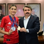 milli-tekvandocu-hatice-kubra-ilgun-madalya-sevincini-yildirim-belediye-baskani-oktay-yilmazla-paylasti-OutIENAQ.jpg