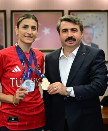 milli-tekvandocu-hatice-kubra-ilgun-madalya-sevincini-yildirim-belediye-baskani-oktay-yilmazla-paylasti-OutIENAQ.jpg