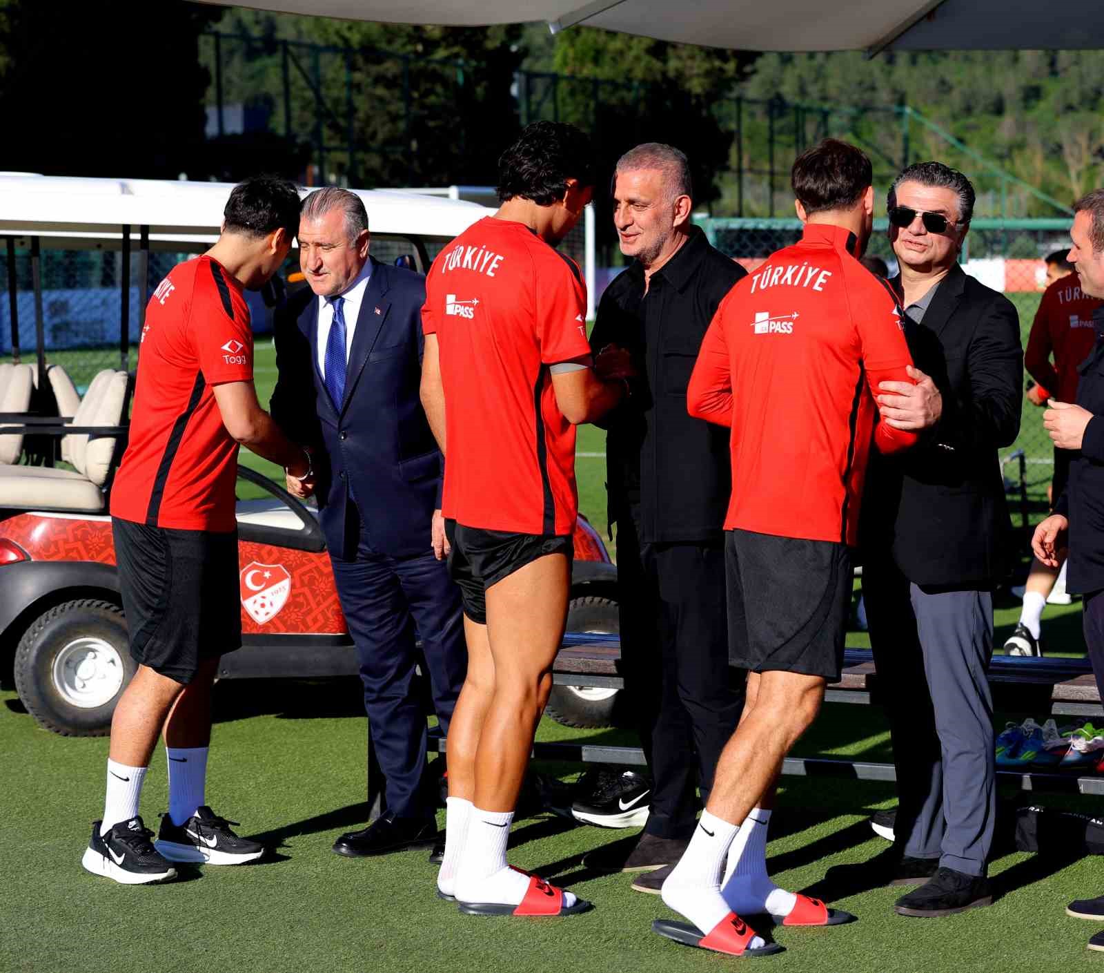 milliler antrenmanda basin mensuplariyla bayramlasti 10 JXr4paFK