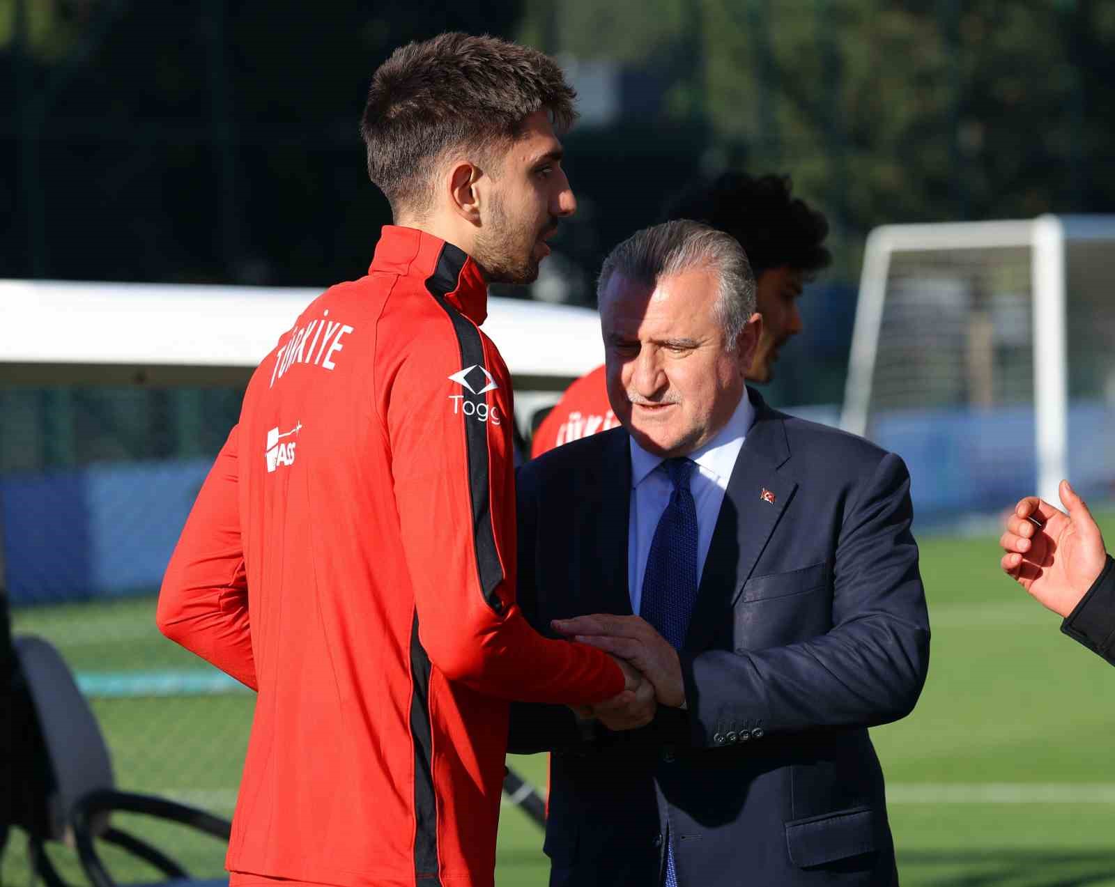 milliler antrenmanda basin mensuplariyla bayramlasti 12 J9eYi4KR