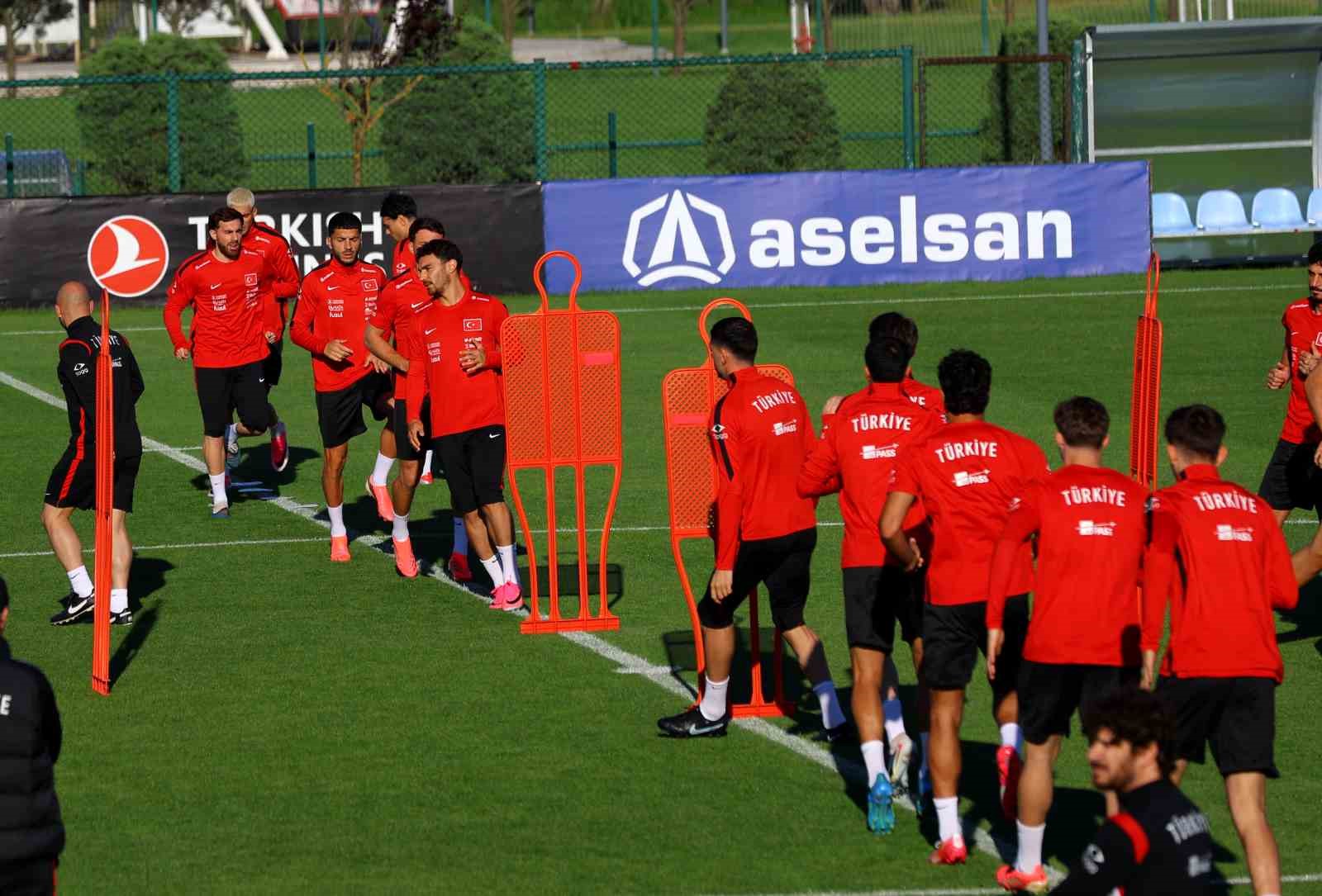 milliler antrenmanda basin mensuplariyla bayramlasti 17 JsdFS3sc