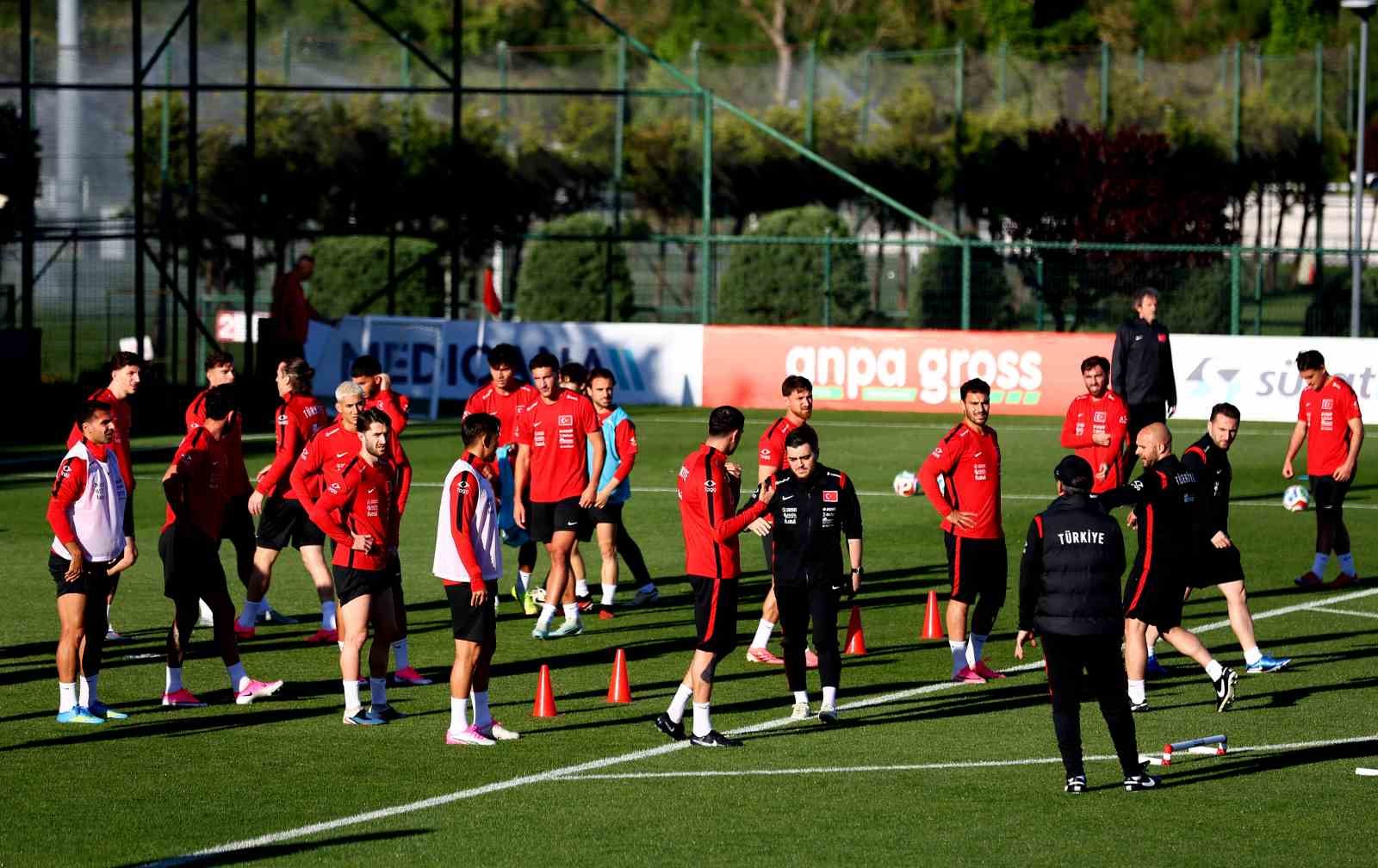 milliler antrenmanda basin mensuplariyla bayramlasti 2 cbbnDCCw