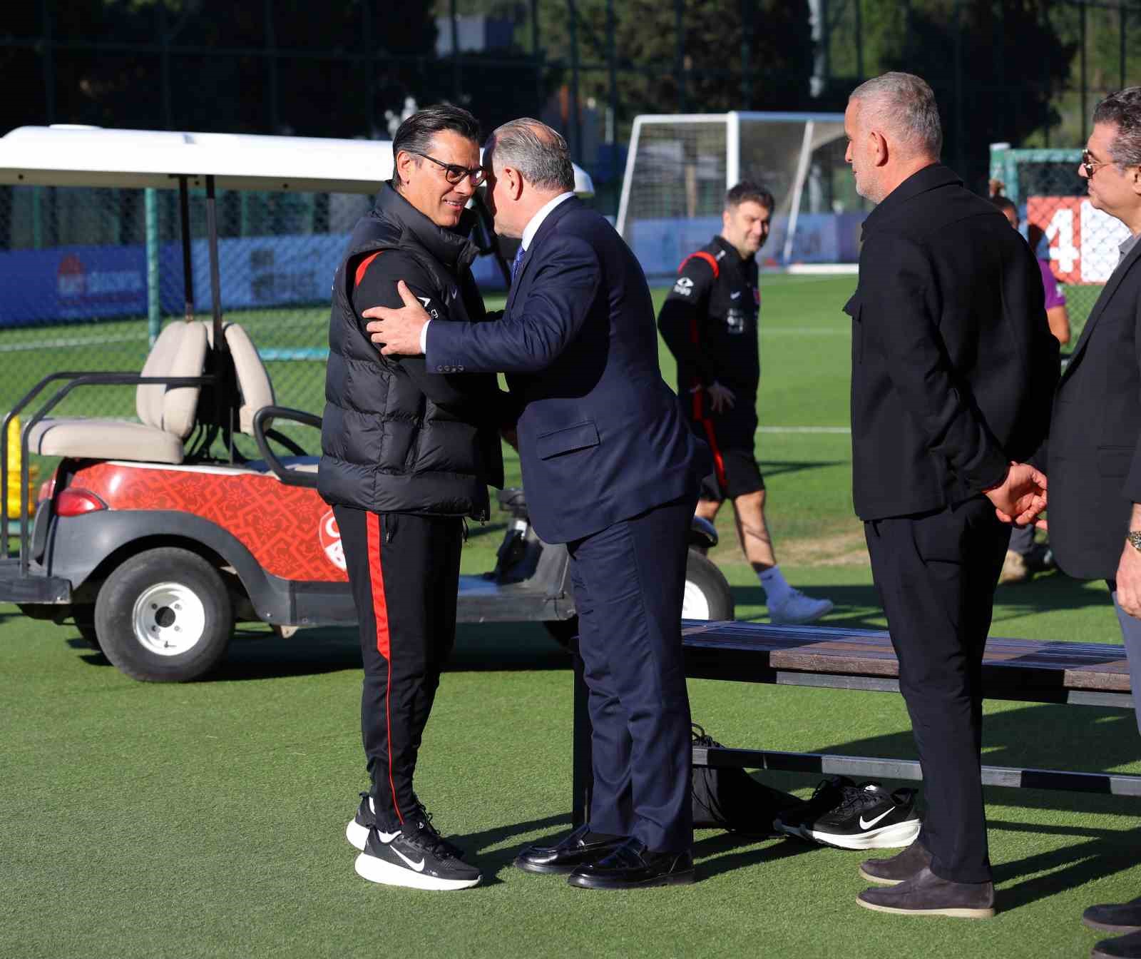 milliler antrenmanda basin mensuplariyla bayramlasti 3 E3Prdc2P