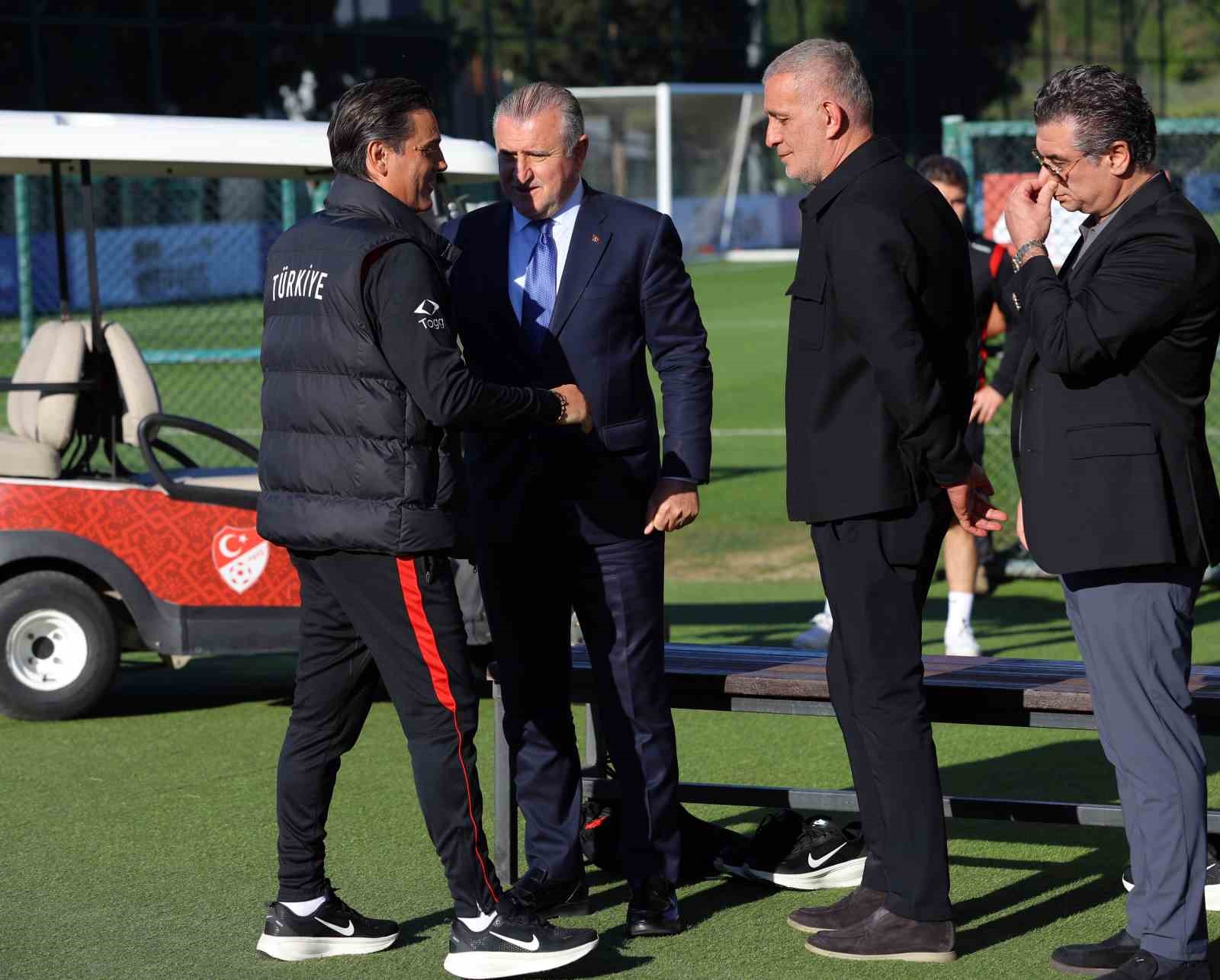 milliler antrenmanda basin mensuplariyla bayramlasti 4 mrOGLFOm
