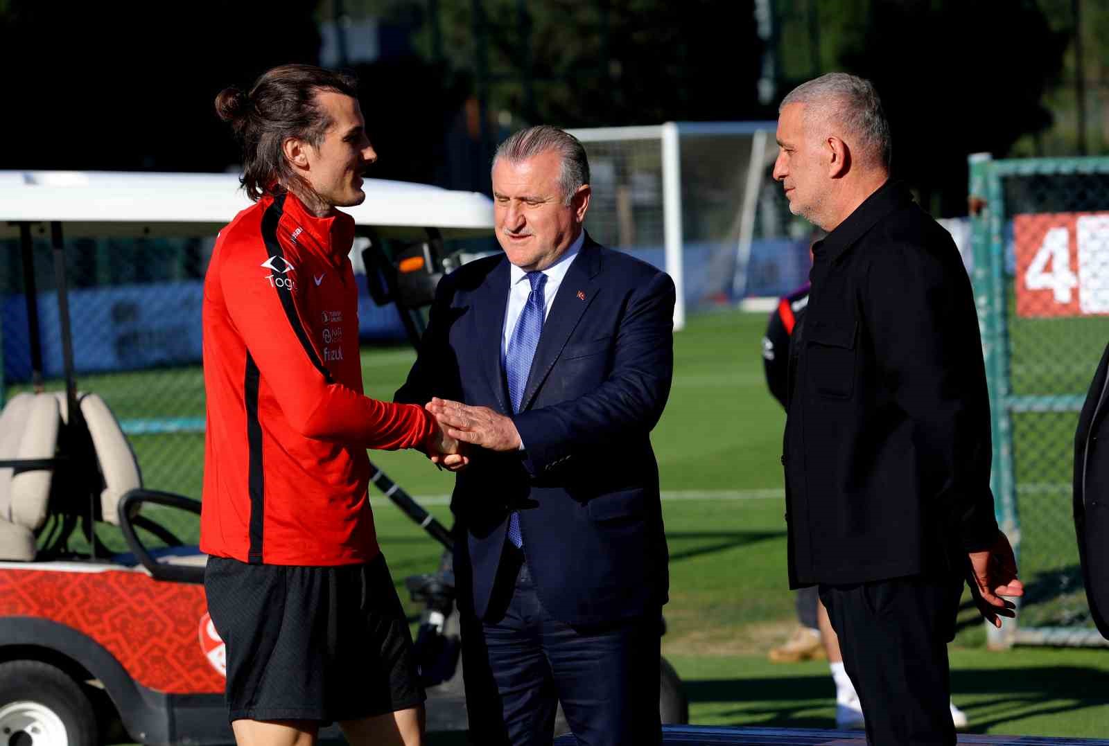 milliler antrenmanda basin mensuplariyla bayramlasti 6 NN2lKzwz