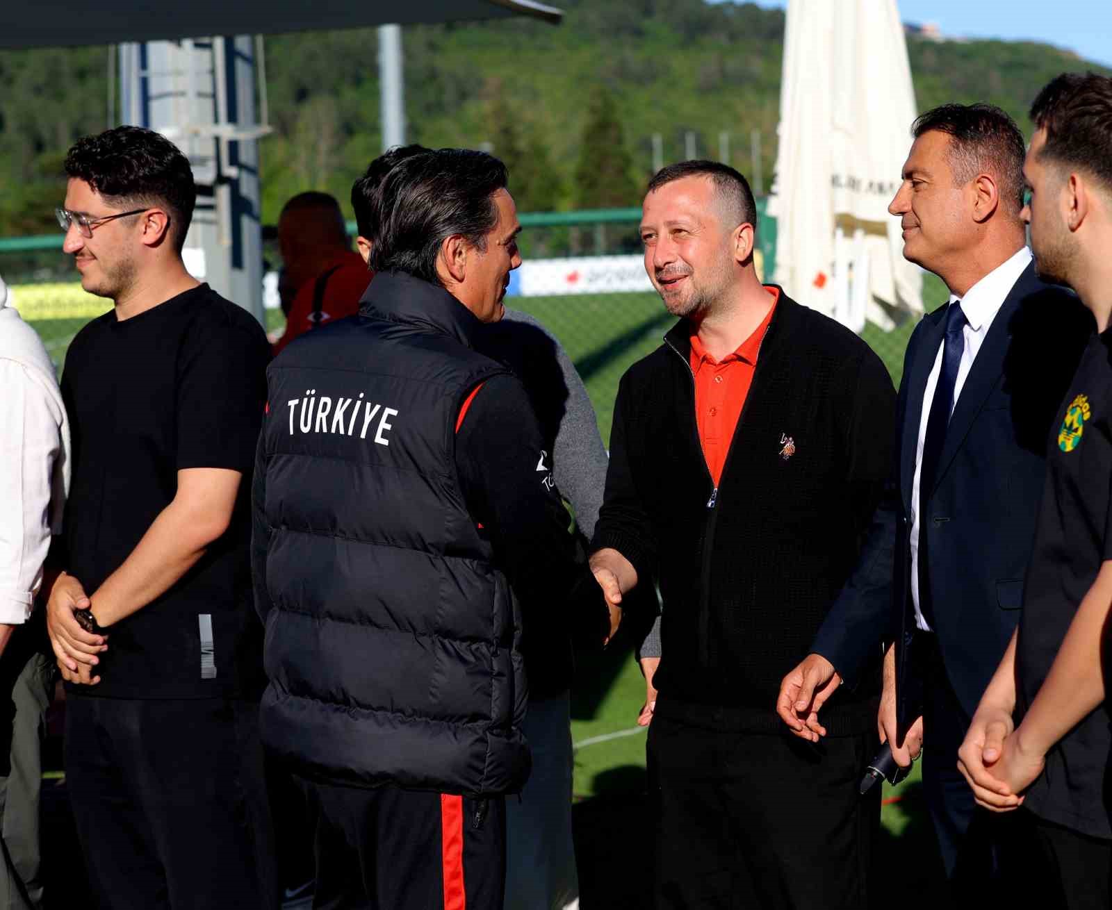 milliler antrenmanda basin mensuplariyla bayramlasti 7