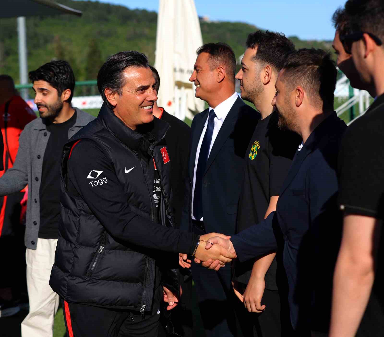 milliler antrenmanda basin mensuplariyla bayramlasti 8 XMzbafzl