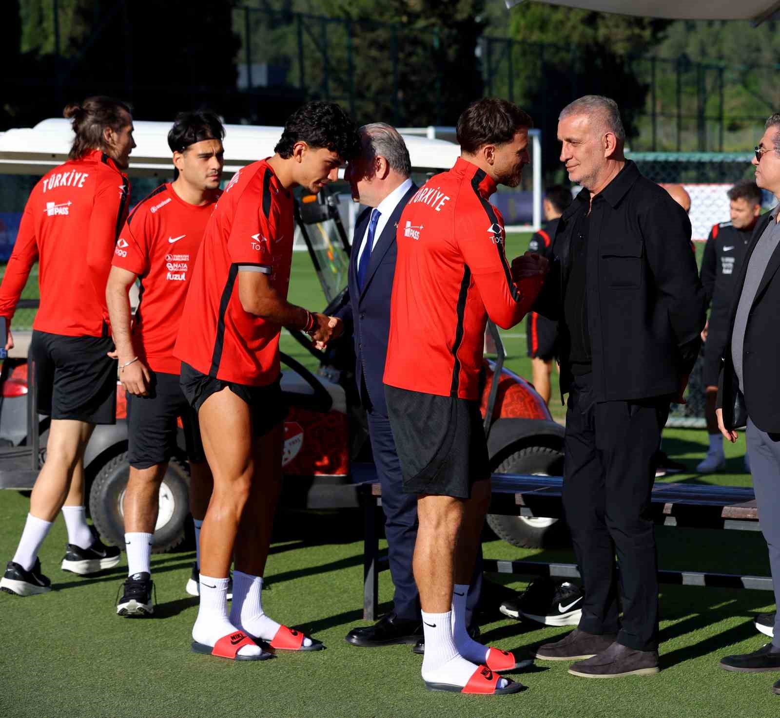 milliler antrenmanda basin mensuplariyla bayramlasti 9 Gci7Winh