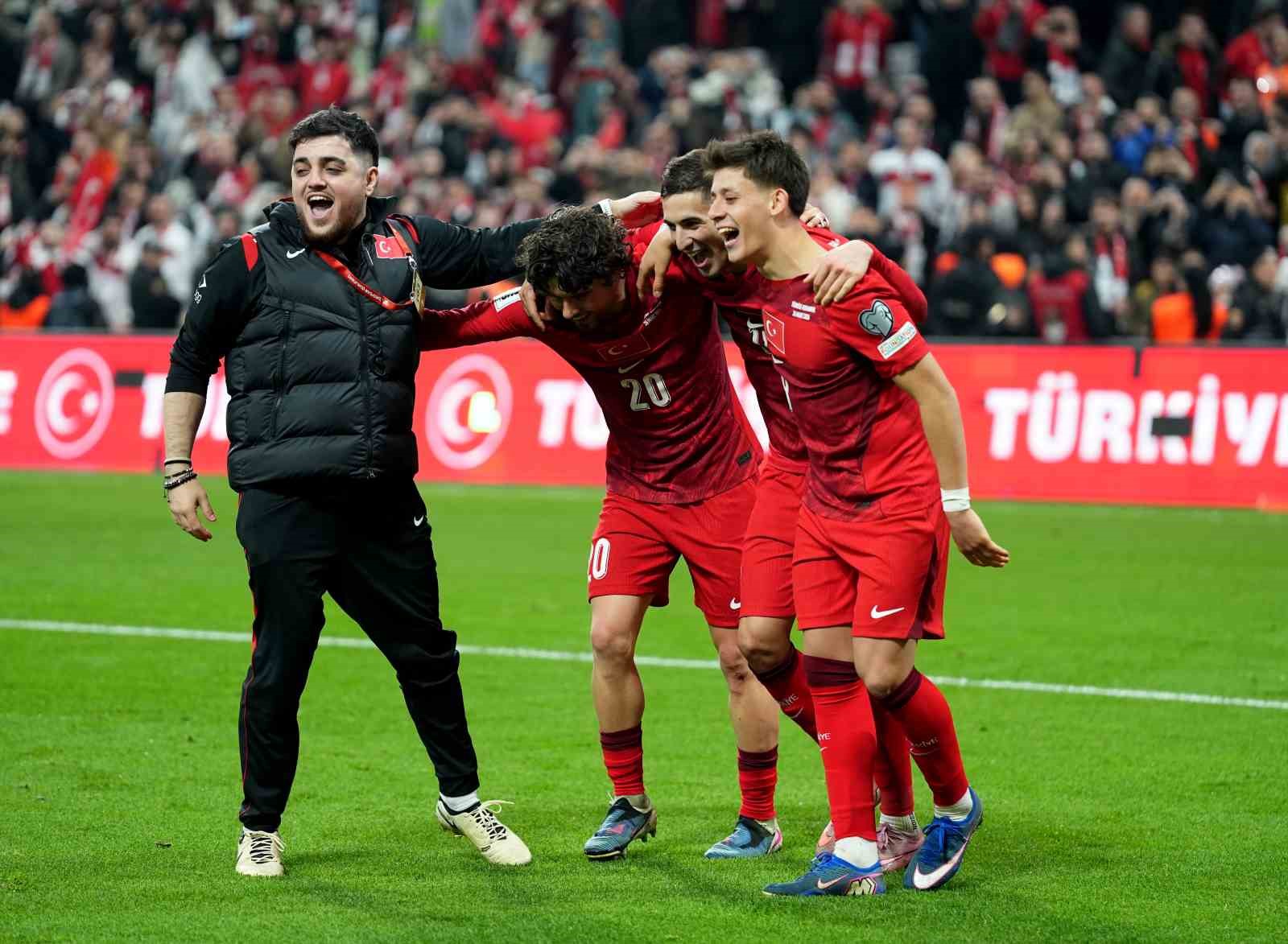 millilerde galibiyet uclusu ferdi kadioglu ve arda gulerden 3 IYT4CrXj