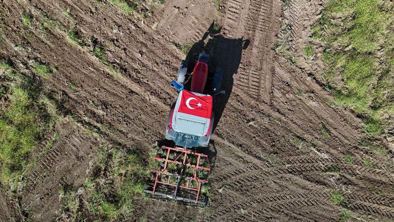 Millilere desteğini tarlasına dev ay-yıldız çizerek gösterdi 5 millilere destegini tarlasina dev ay yildiz cizerek gosterdi 1 FKJNUkJX