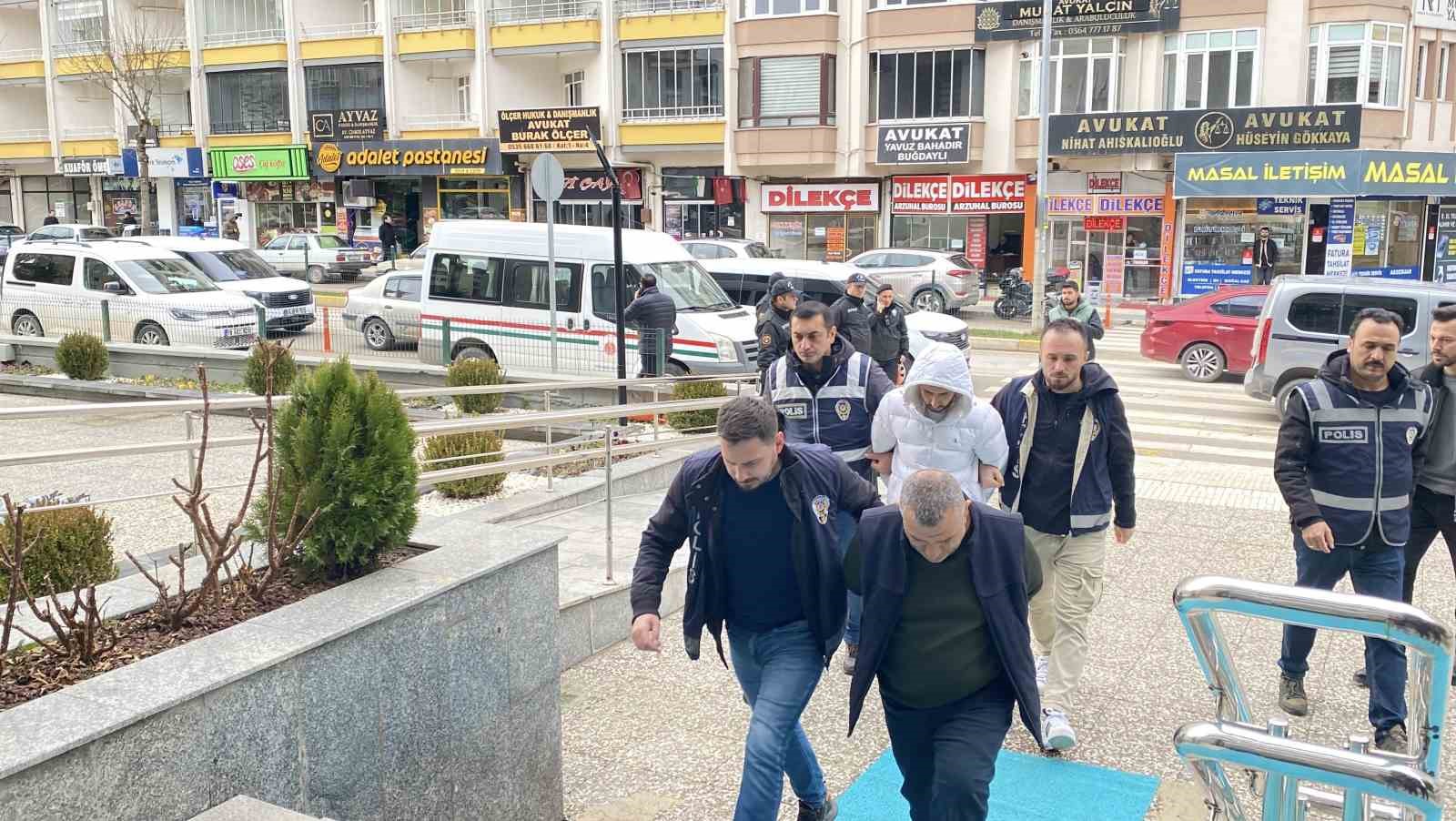 Milyonlara liralık vurgun yapan dolandırıcılara GSM hattı temin eden şahıslara operasyon: 7 gözaltı 4 milyonlara liralik vurgun yapan dolandiricilara gsm hatti temin eden sahislara operasyon 7 gozalti 0 MZ7jU4at