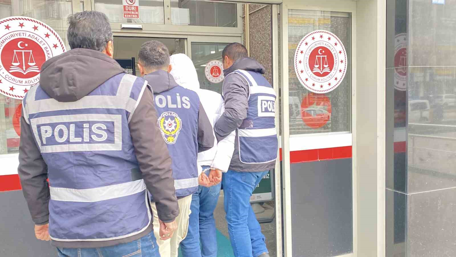 Milyonlara liralık vurgun yapan dolandırıcılara GSM hattı temin eden şahıslara operasyon: 7 gözaltı 5 milyonlara liralik vurgun yapan dolandiricilara gsm hatti temin eden sahislara operasyon 7 gozalti 1 W3TPu812