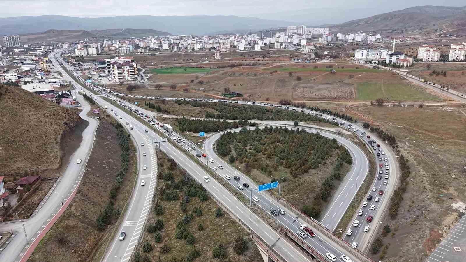 Milyonlarca öğrenci pazartesi ders başı yapacak, tatilciler dönüşe geçti: 43 ilin geçiş noktasında yoğun trafik 6 milyonlarca ogrenci pazartesi ders basi yapacak tatilciler donuse gecti 43 ilin gecis noktasinda yogun 3sUQC5Sb