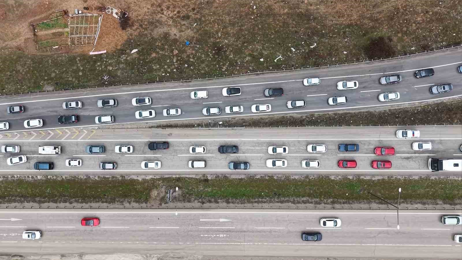 Milyonlarca öğrenci pazartesi ders başı yapacak, tatilciler dönüşe geçti: 43 ilin geçiş noktasında yoğun trafik 9 milyonlarca ogrenci pazartesi ders basi yapacak tatilciler donuse gecti 43 ilin gecis noktasinda yogun B1QQbjrD