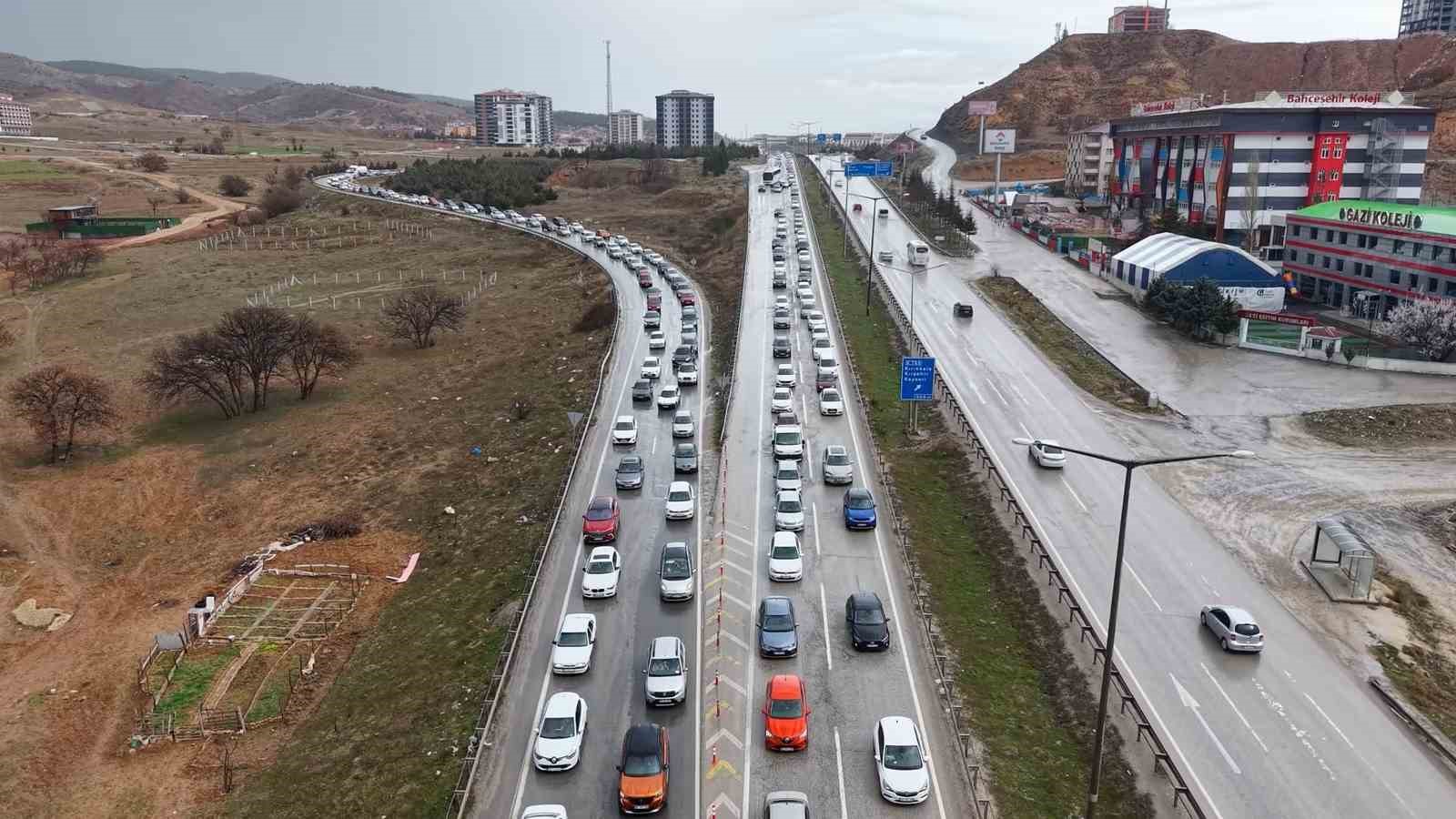 Milyonlarca öğrenci pazartesi ders başı yapacak, tatilciler dönüşe geçti: 43 ilin geçiş noktasında yoğun trafik 7 milyonlarca ogrenci pazartesi ders basi yapacak tatilciler donuse gecti 43 ilin gecis noktasinda yogun