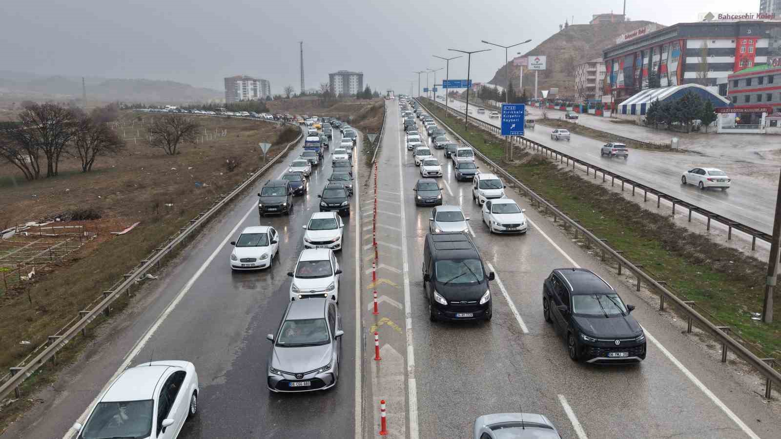 Milyonlarca öğrenci pazartesi ders başı yapacak, tatilciler dönüşe geçti: 43 ilin geçiş noktasında yoğun trafik 5 milyonlarca ogrenci pazartesi ders basi yapacak tatilciler donuse gecti 43 ilin gecis noktasinda yogun NeM5eePq