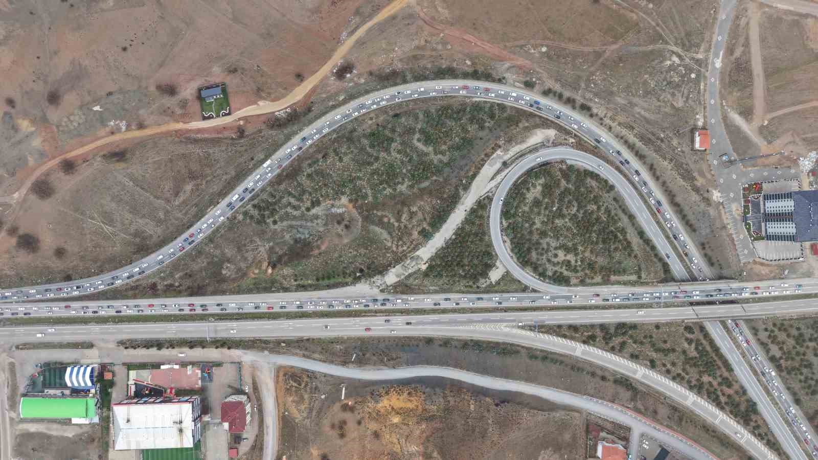 Milyonlarca öğrenci pazartesi ders başı yapacak, tatilciler dönüşe geçti: 43 ilin geçiş noktasında yoğun trafik 4 milyonlarca ogrenci pazartesi ders basi yapacak tatilciler donuse gecti 43 ilin gecis noktasinda yogun QlmJOtD5