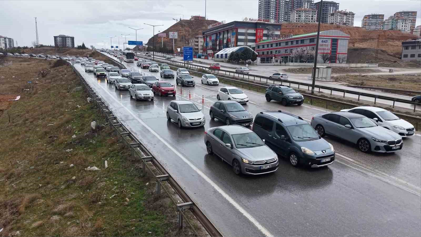 Milyonlarca öğrenci pazartesi ders başı yapacak, tatilciler dönüşe geçti: 43 ilin geçiş noktasında yoğun trafik 10 milyonlarca ogrenci pazartesi ders basi yapacak tatilciler donuse gecti 43 ilin gecis noktasinda yogun TnS59Zin