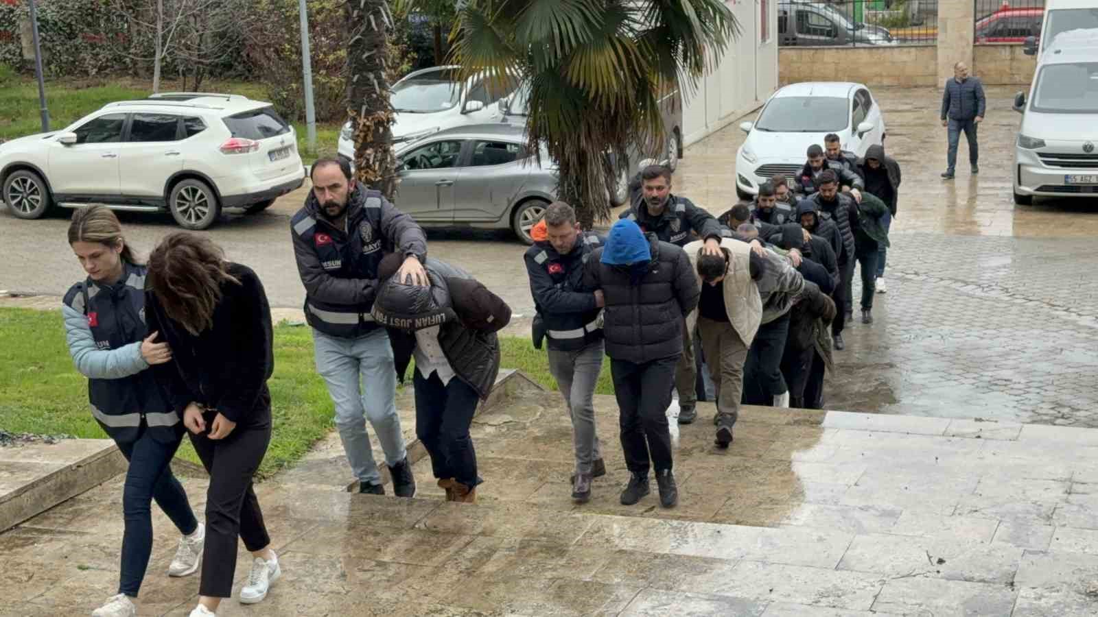 milyonluk arac vurgunu operasyonunda yakalanan 30 kisiden 13u adliyeye sevk edildi 1 NnmeJ9sd
