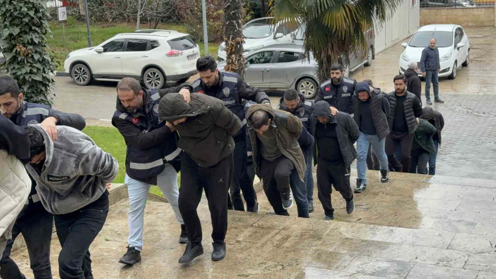 milyonluk arac vurgunu operasyonunda yakalanan 30 kisiden 13u adliyeye sevk edildi 3 ERvL1342
