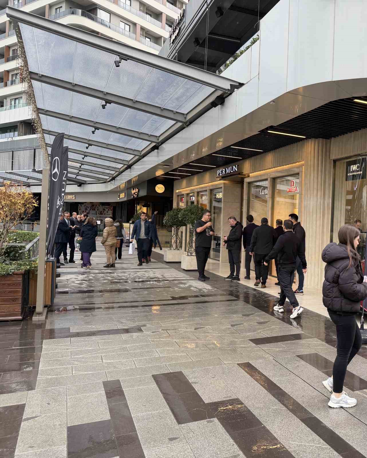 milyonluk isvicre saatlerini parcalayip topladilar 4 STjZriK8