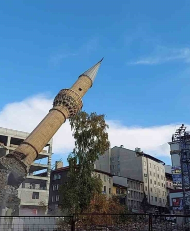 minare-saniyeler-icinde-yerle-bir-oldu-QSWcGFzm.jpg