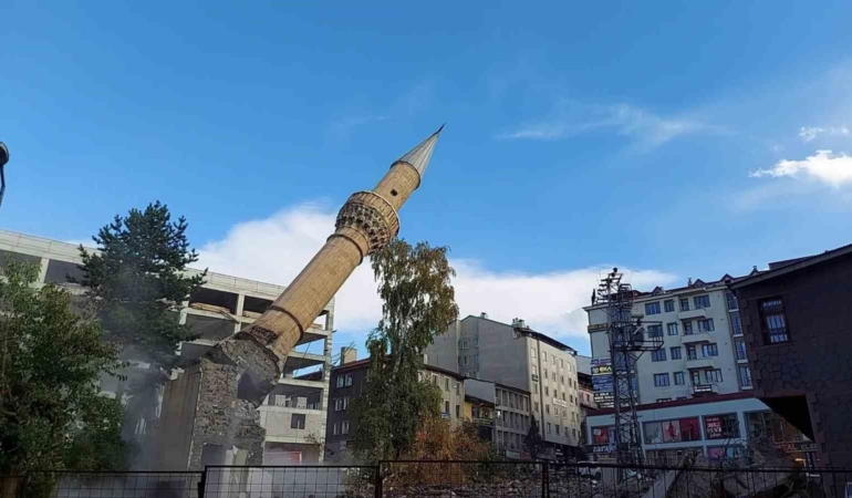 minare-saniyeler-icinde-yerle-bir-oldu-QSWcGFzm.jpg