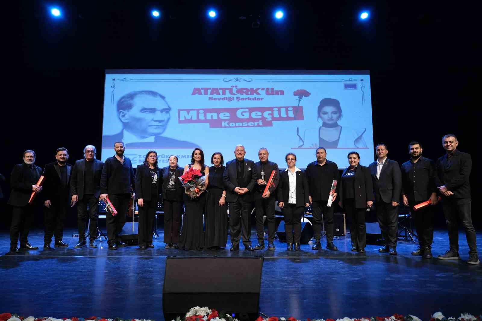 mine geciliden ataturkun sevdigi sarkilardan olusan konser 1 MjSXYfVE