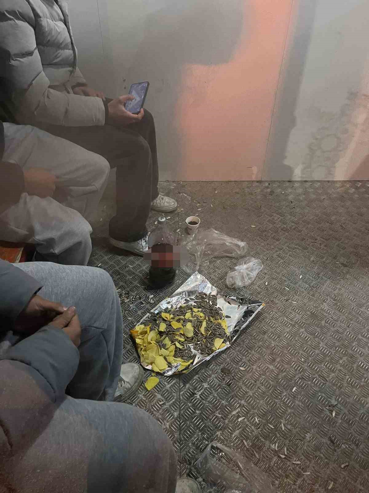 minibus duragini kirleten gencler hatalarini anlayinca yerleri temizlediler 1