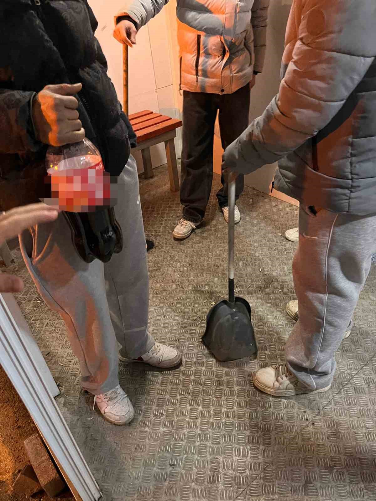 minibus duragini kirleten gencler hatalarini anlayinca yerleri temizlediler 2 avZ18LVg