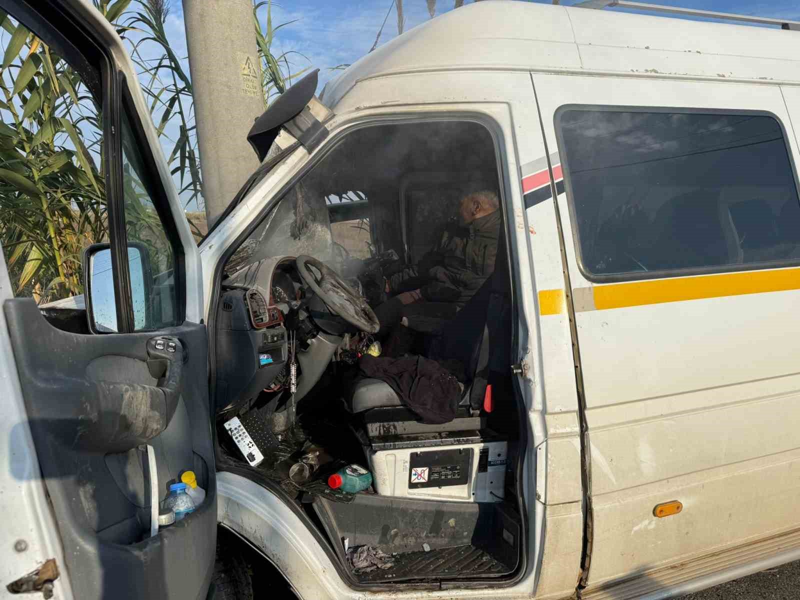 minibus elektrik diregine carpti 2 yolcu yaralandi 0 TpYID2BZ