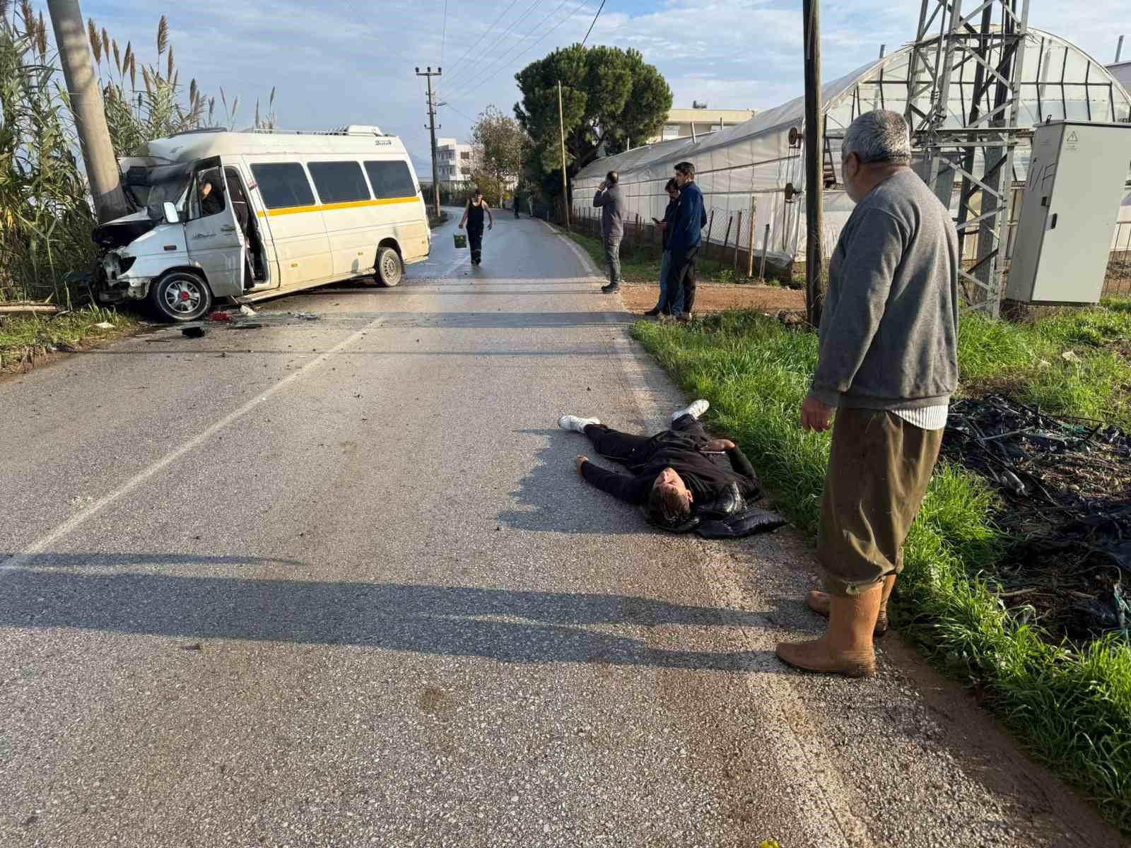 minibus elektrik diregine carpti 2 yolcu yaralandi 1 R2aCRXJQ
