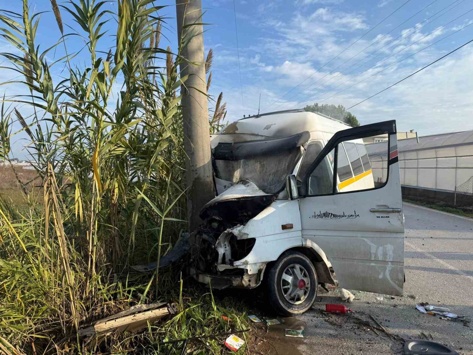 minibus elektrik diregine carpti 2 yolcu yaralandi 2 XDJqaNqv