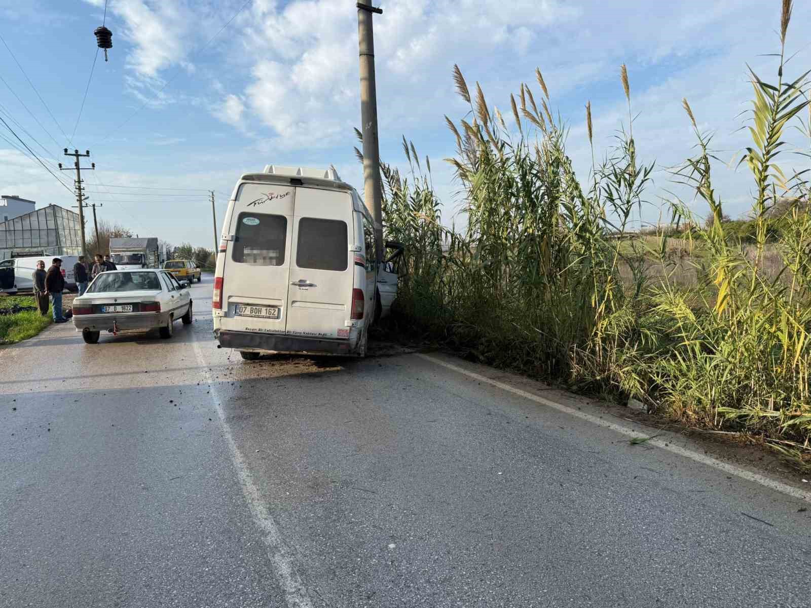 minibus elektrik diregine carpti 2 yolcu yaralandi 3 pO5EgdPD