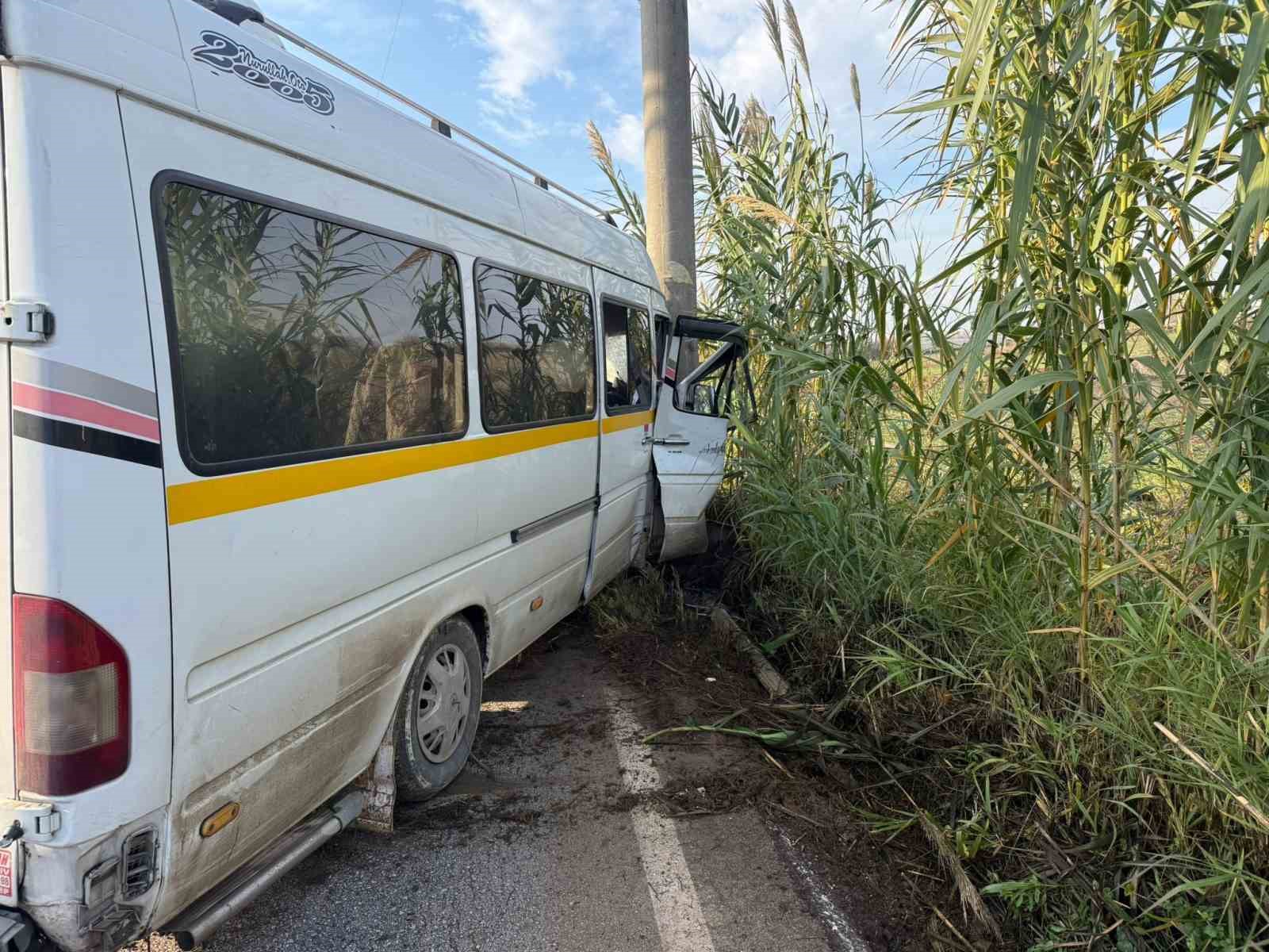 minibus elektrik diregine carpti 2 yolcu yaralandi 4 yINJ1ny4