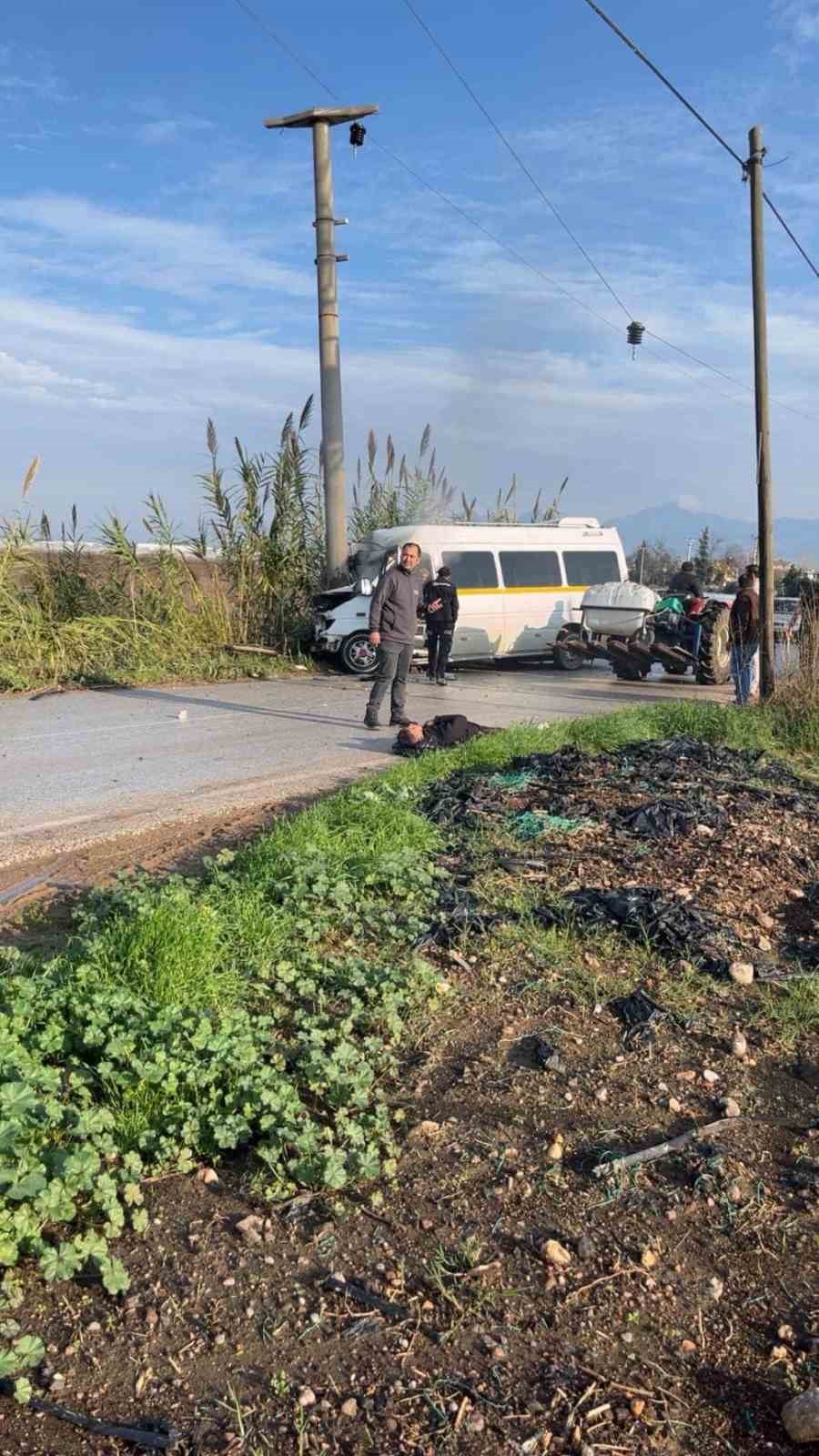 minibus elektrik diregine carpti 2 yolcu yaralandi 6 idkTrM3c