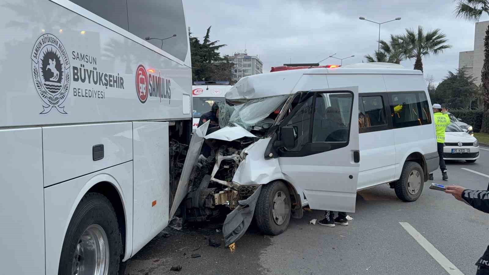 minibus hafif ticari arac ve otobuse carpti 7 yarali 2 5vqFyFnU