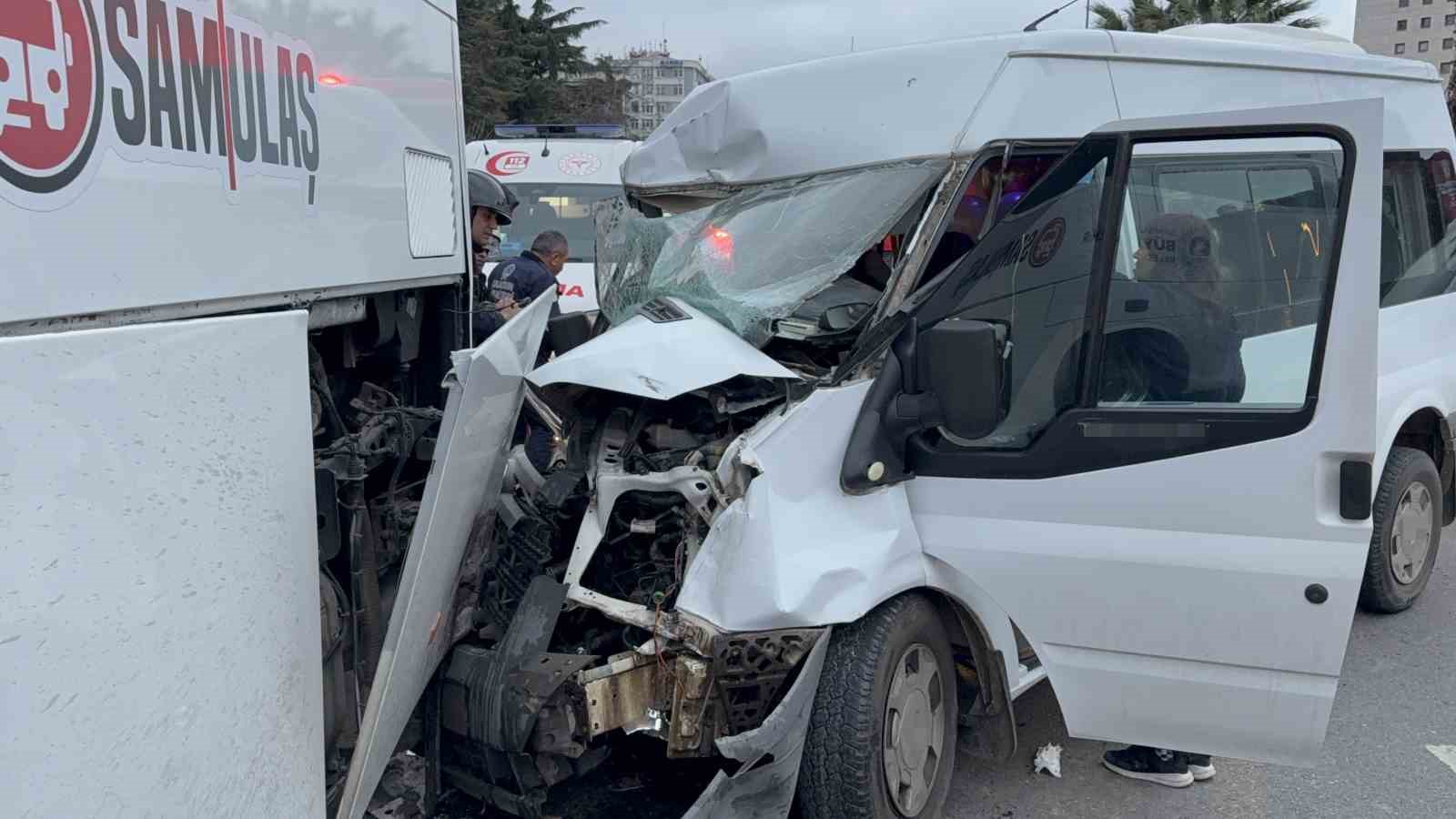 minibus hafif ticari arac ve otobuse carpti 7 yarali 5 XLWXTM65