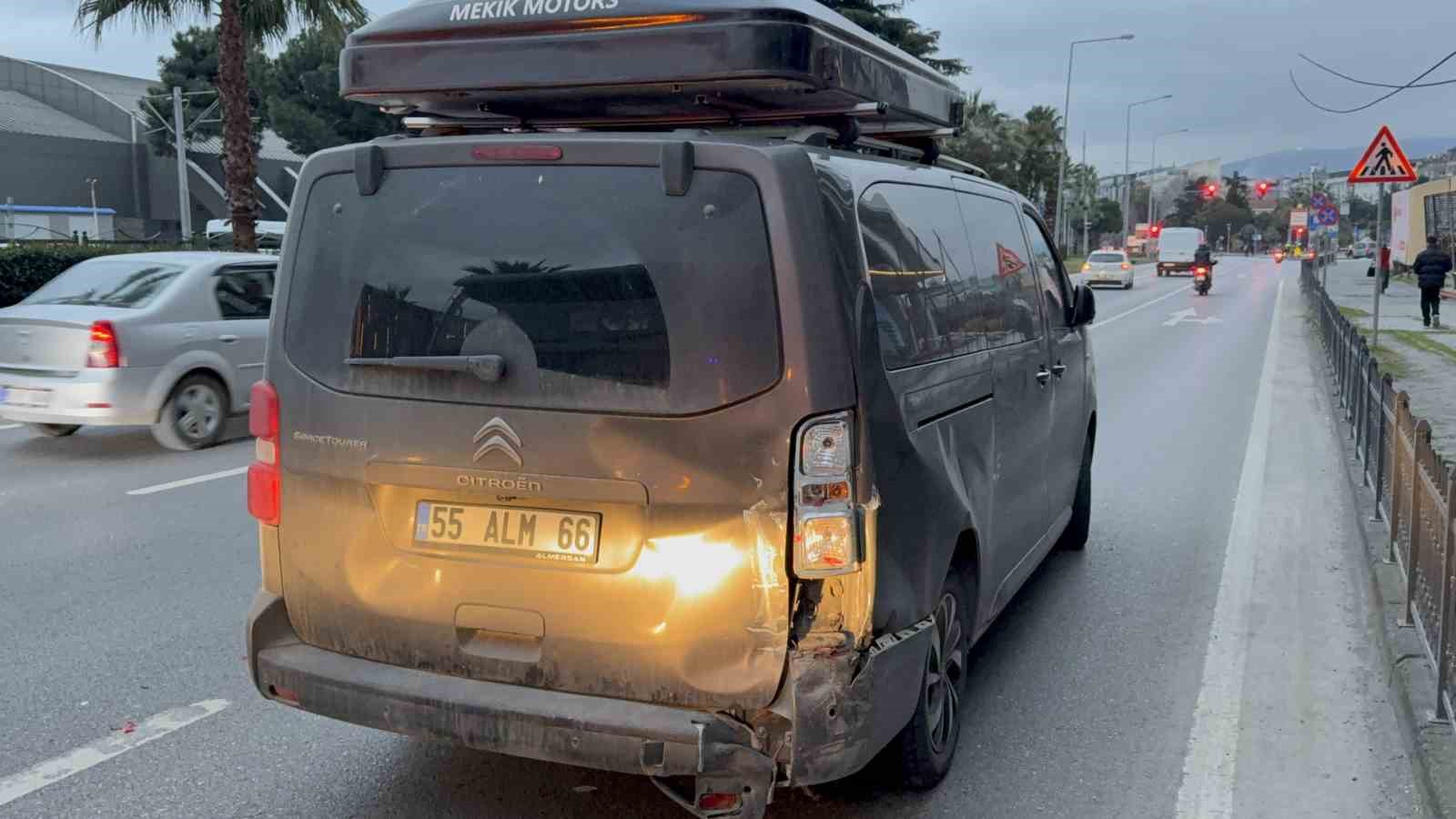 minibus hafif ticari arac ve otobuse carpti 7 yarali 8 7M7n59Bf