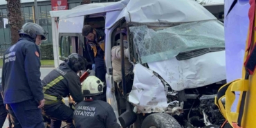 minibus-hafif-ticari-arac-ve-otobuse-carpti-7-yarali-8B8rOy2l.jpg