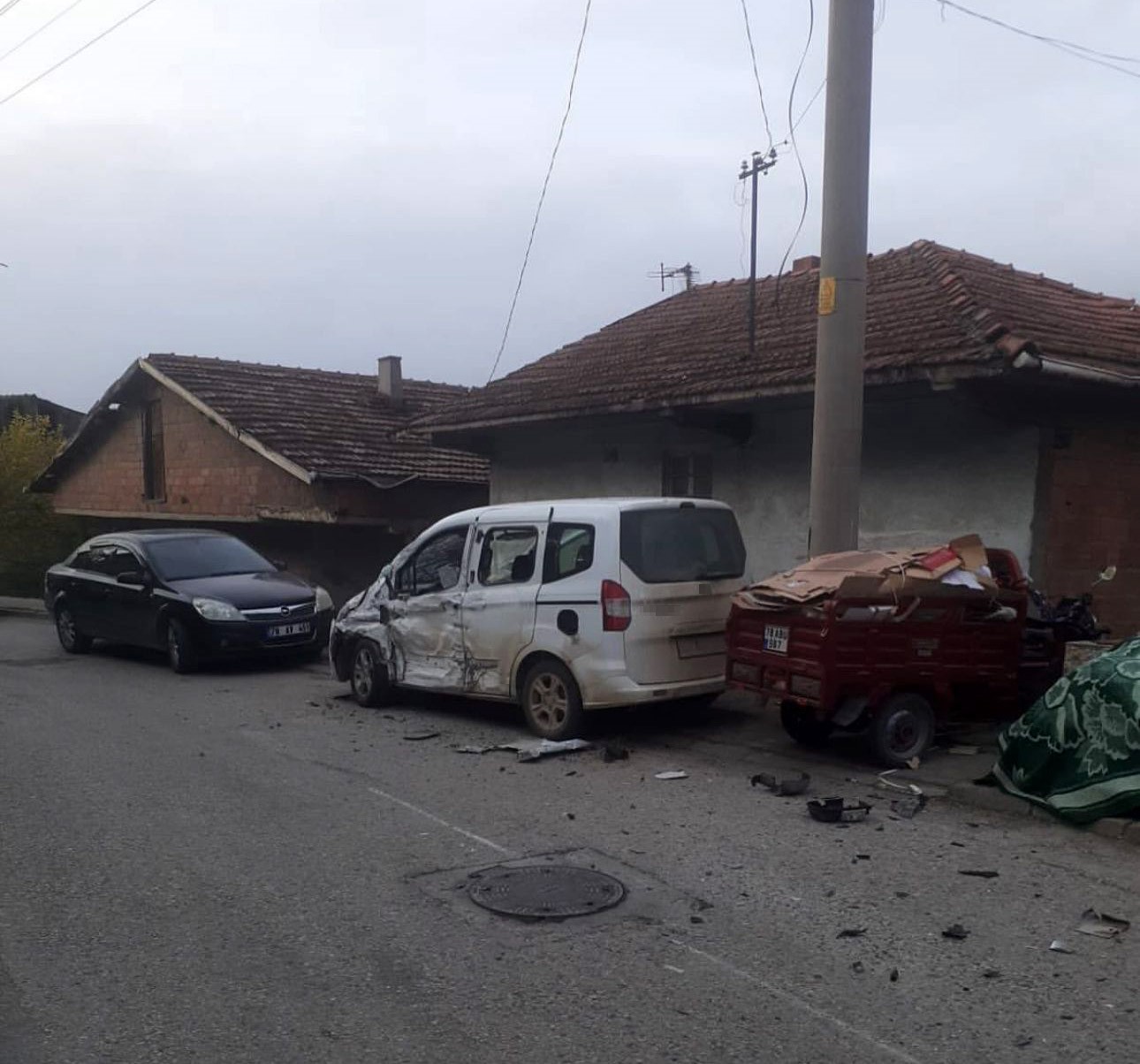 minibus ile hafif ticari arac carpisti 2 yarali 1 iJ4GlCGr
